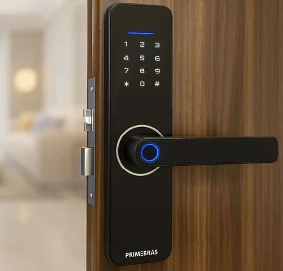 Fechadura digital preta com teclado iluminado em porta de madeira